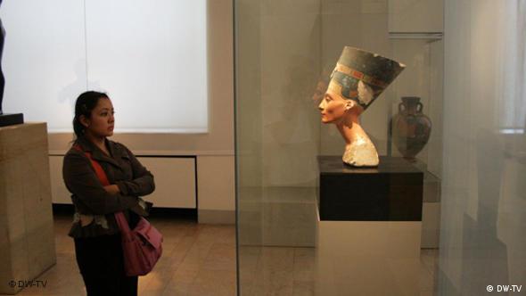Difference between Queen Nefertiti and Queen Nefertiri - AasimNaseem.com
